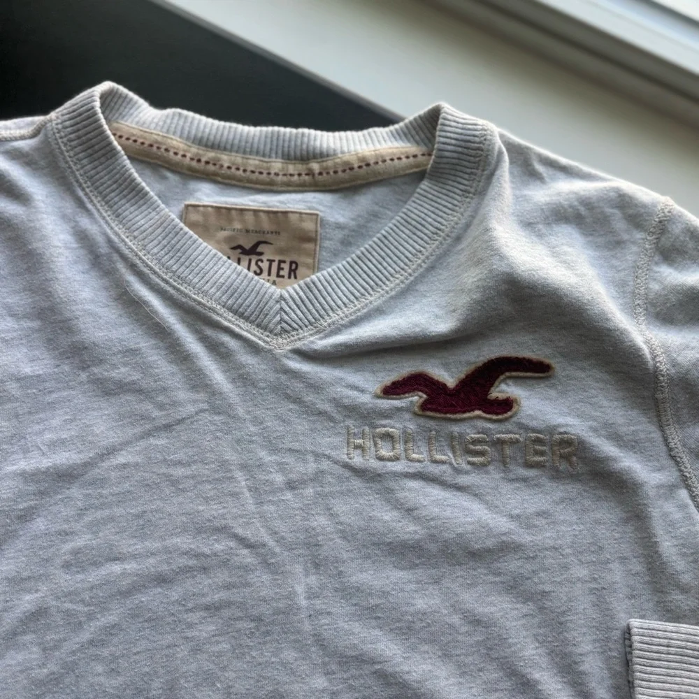 Men’s Hollister grey v neck